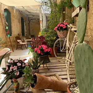https://il-vecchio-cortile.sicilyhotelsitaly.net